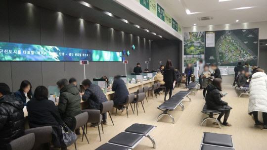 올해 검단신도시에 분양된 첫 대형건설사 브랜드인 '검단 센트럴 푸르지오'는 2순위 접수에서도 미달되며 추가모집을 진행하게 됐다. 사진은 검단 센트럴 푸르지오 견본주택 방문객들의 모습.  이상현기자